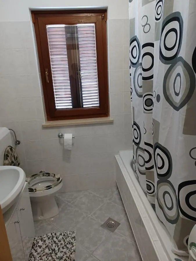 Guest house Lovely Apartment Piantade Vrvari Croatia